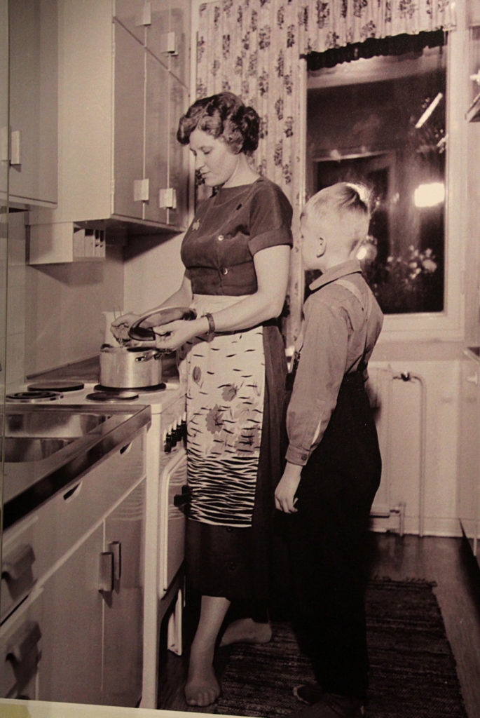 Hygieeninen ja rationalisoitu keittiö rinnastettiin 50-luvulla laboratorioon. Ajanmukainen keittiö ja sievä esiliina kuuluivat täydellisen kotihengettären ideaaliin. 
