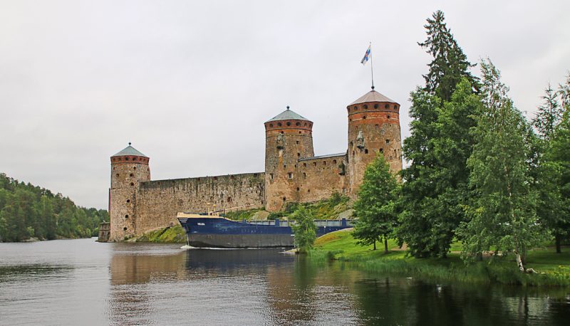 Rahtialus katkaisi tiemme linnaan. Tyypillinen näky Savonlinnassa.